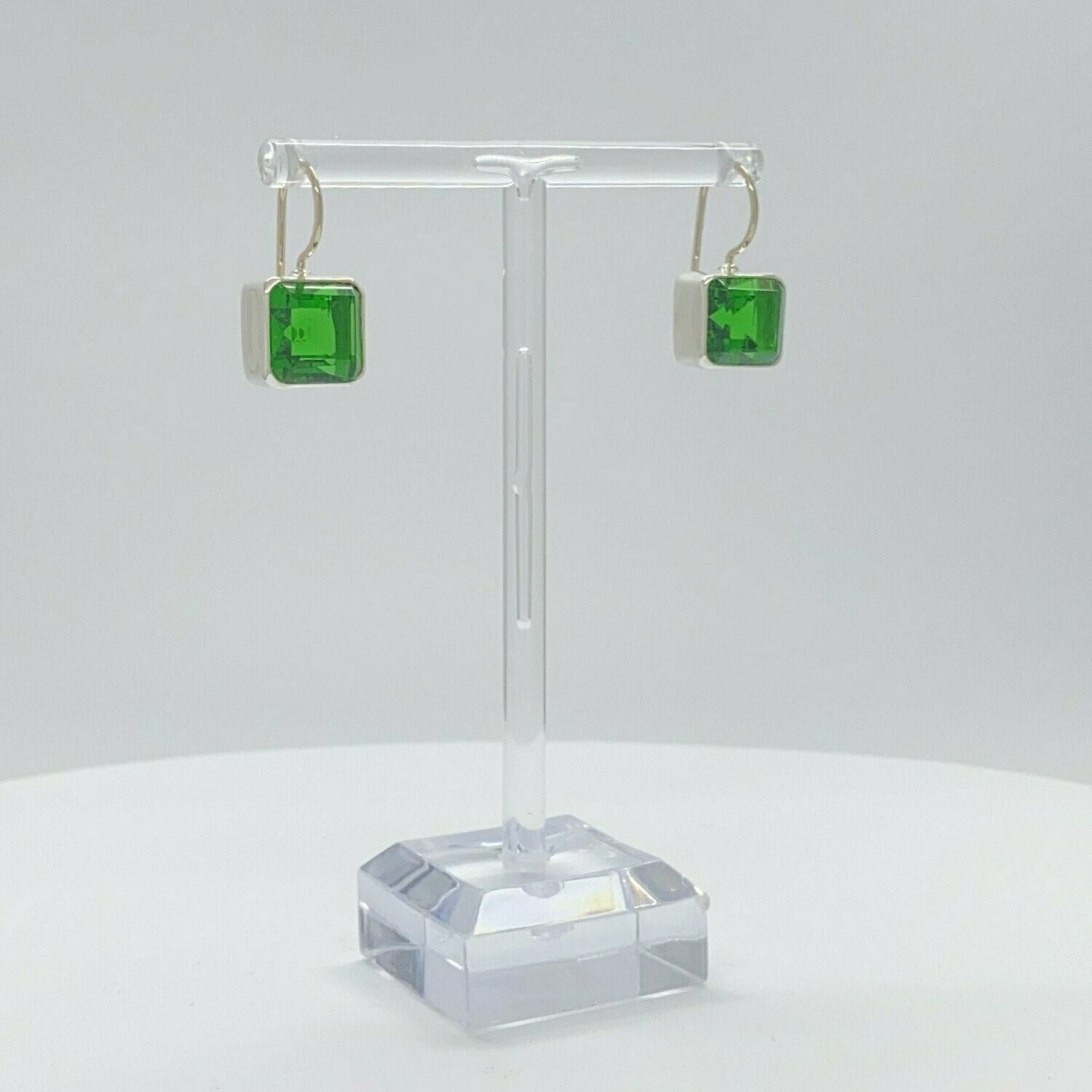 Ohrhänger Obsidian smaragdgrün Quadrat 1 x 1 cm von Tipico-eigenArt – handgefertigte Eleganz in Silber.