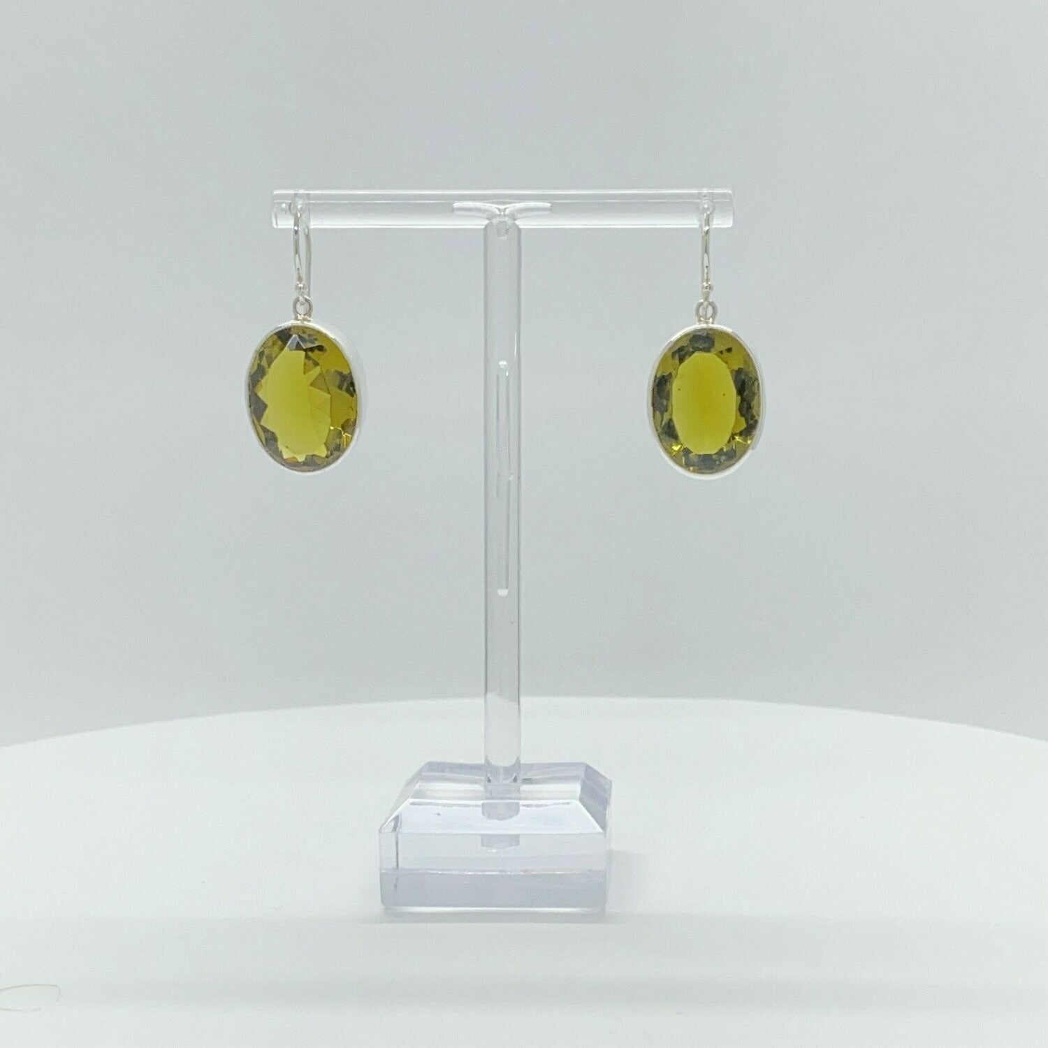 Ohrhänger Obsidian honigbraun Oval 1,5 x 2 cm – elegantes Design aus 925 Sterlingsilber und honigbraunem Obsidian.