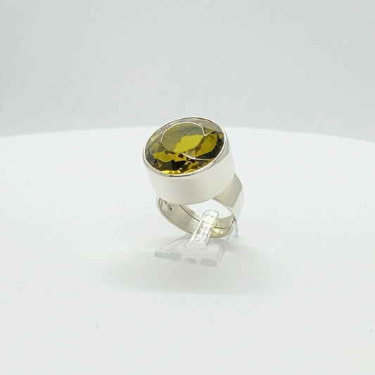 Ring mit goldbraunem Obsidian, ovalem Stein in breiter silberner Fassung