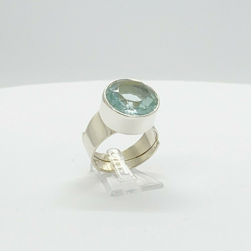 Silberring Obsidian meerblau Rund 1,5 cm von Tipico-eigenArt – handgefertigt mit edlem Glanz und organischer Form.