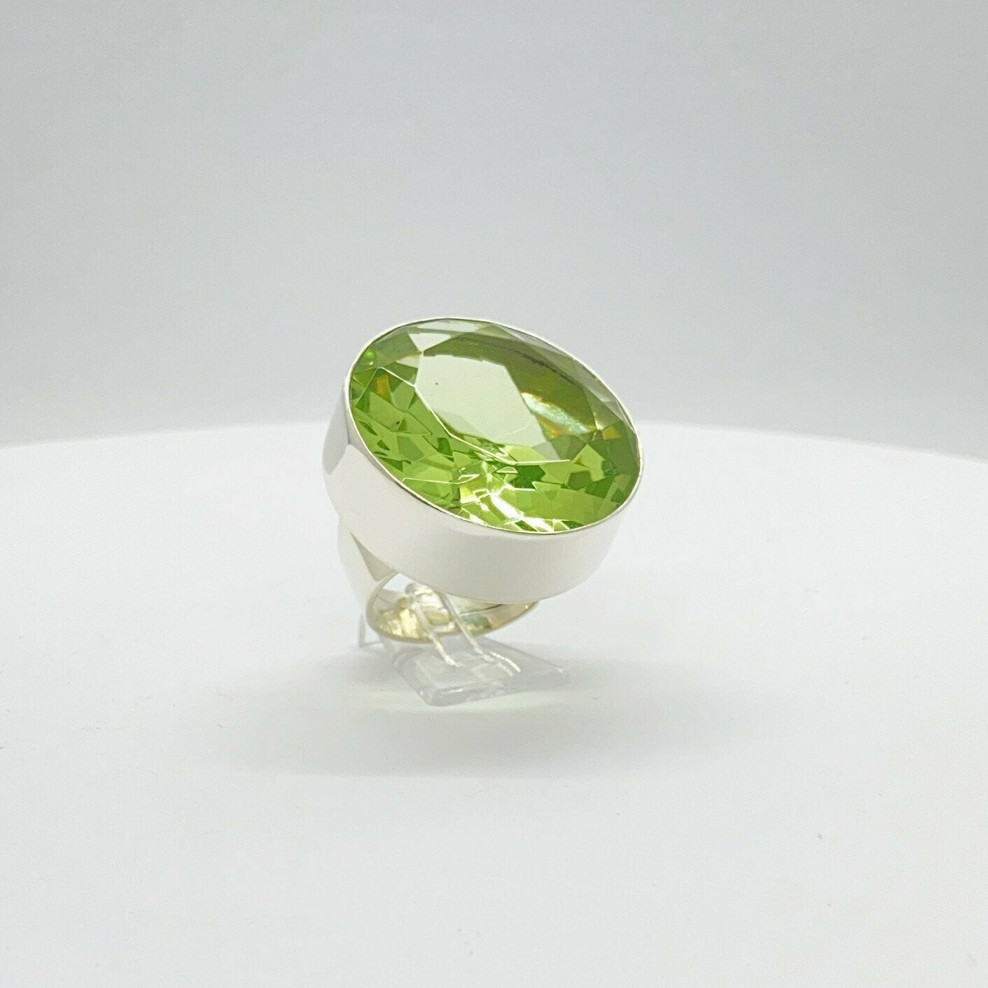 Silberring Obsidian lichtgrün Rund 3 cm von Tipico-eigenArt, handgefertigt, einzigartiges Design mit rundem Stein.