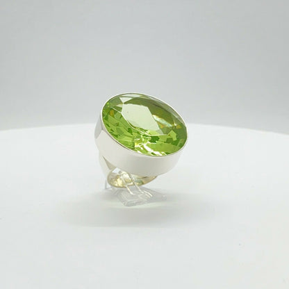 Silberring Obsidian lichtgrün Rund 3 cm von Tipico-eigenArt, handgefertigt, einzigartiges Design mit rundem Stein.