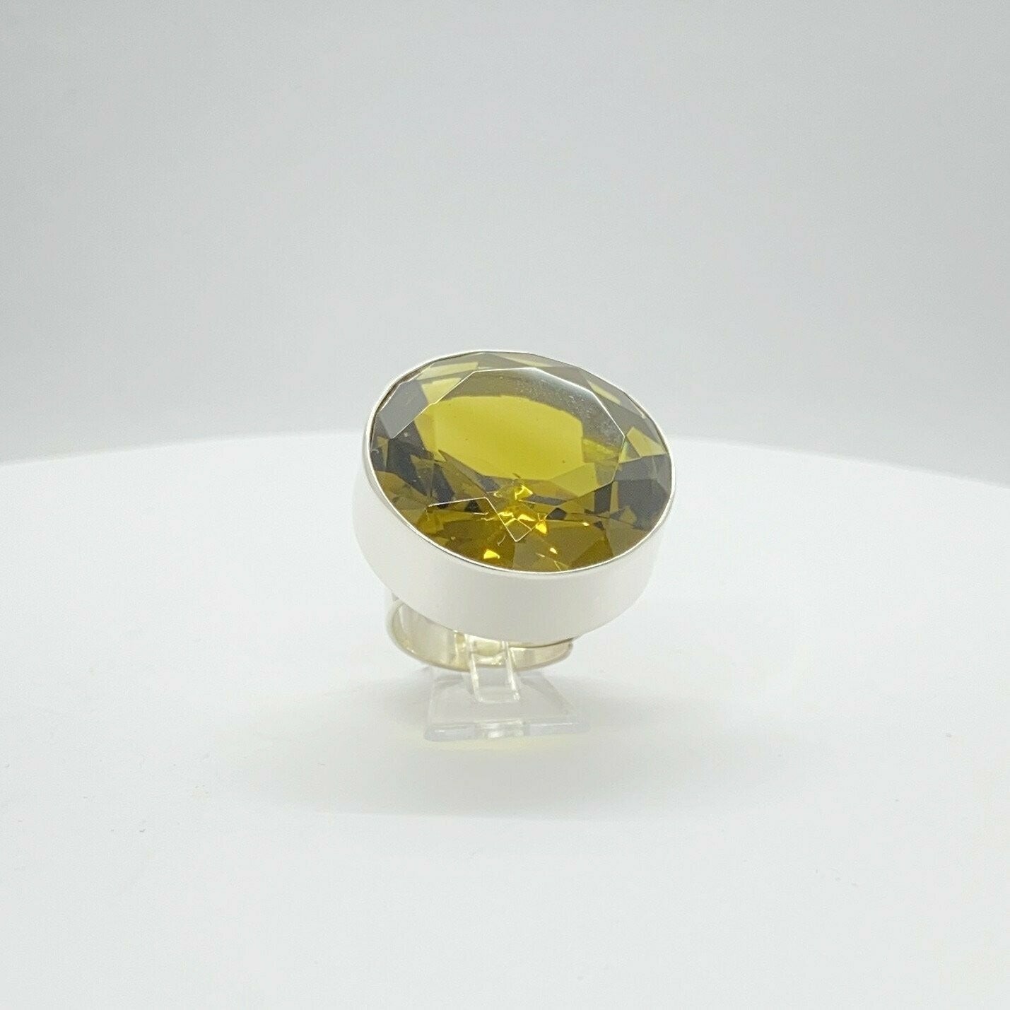 Silberring mit goldbraunem Obsidian, runder facettierter Stein, Ø ca. 3 cm