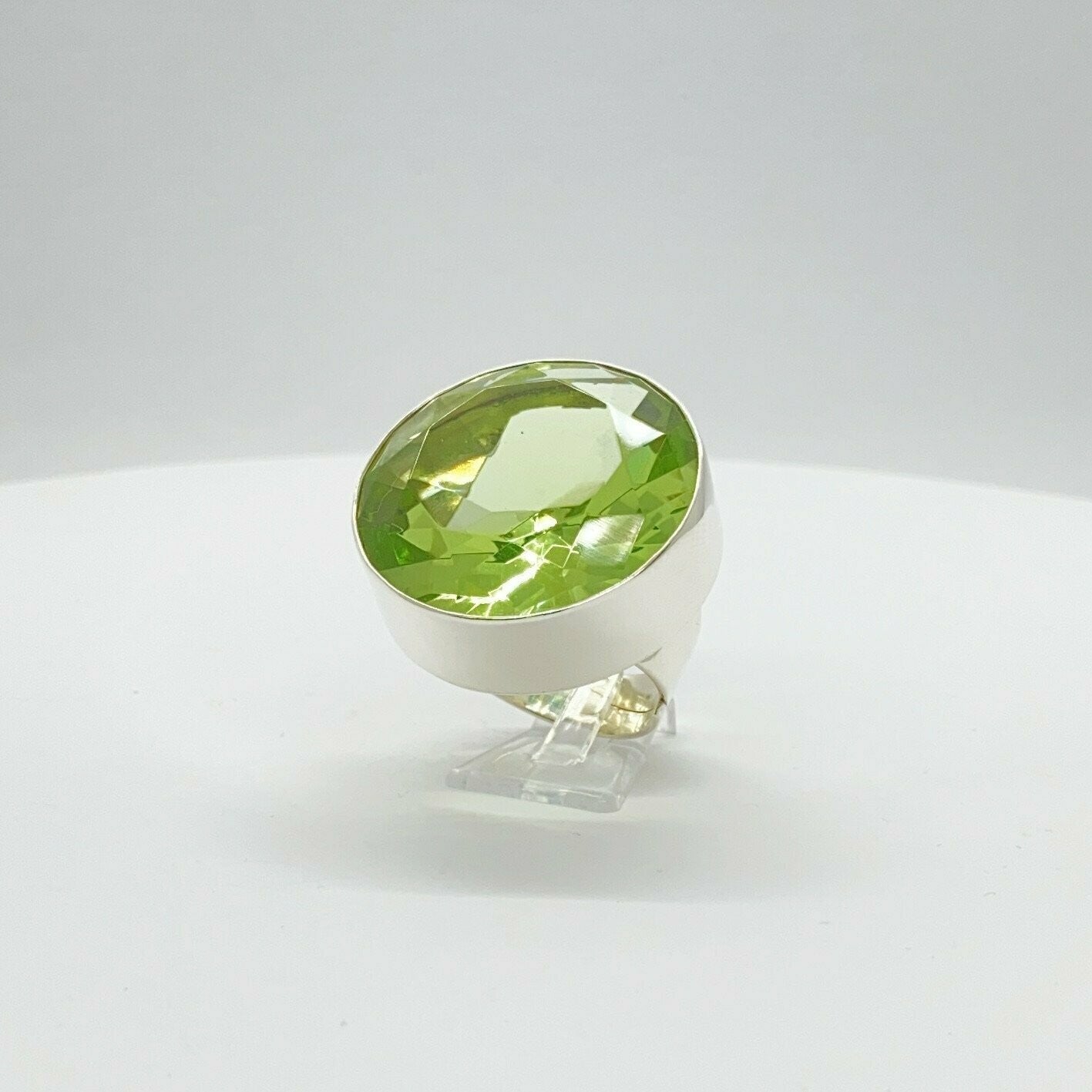 Silberring Obsidian lichtgrün Rund 3 cm von Tipico-eigenArt, handgefertigt in Deutschland, einzigartiges Design.