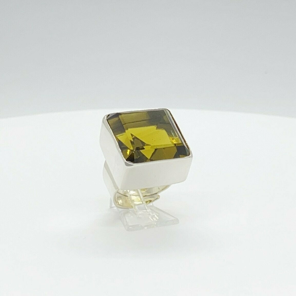 Silberring mit quadratischem goldbraunem Obsidian, 2 x 2 cm, handgefertigt in Deutschland.