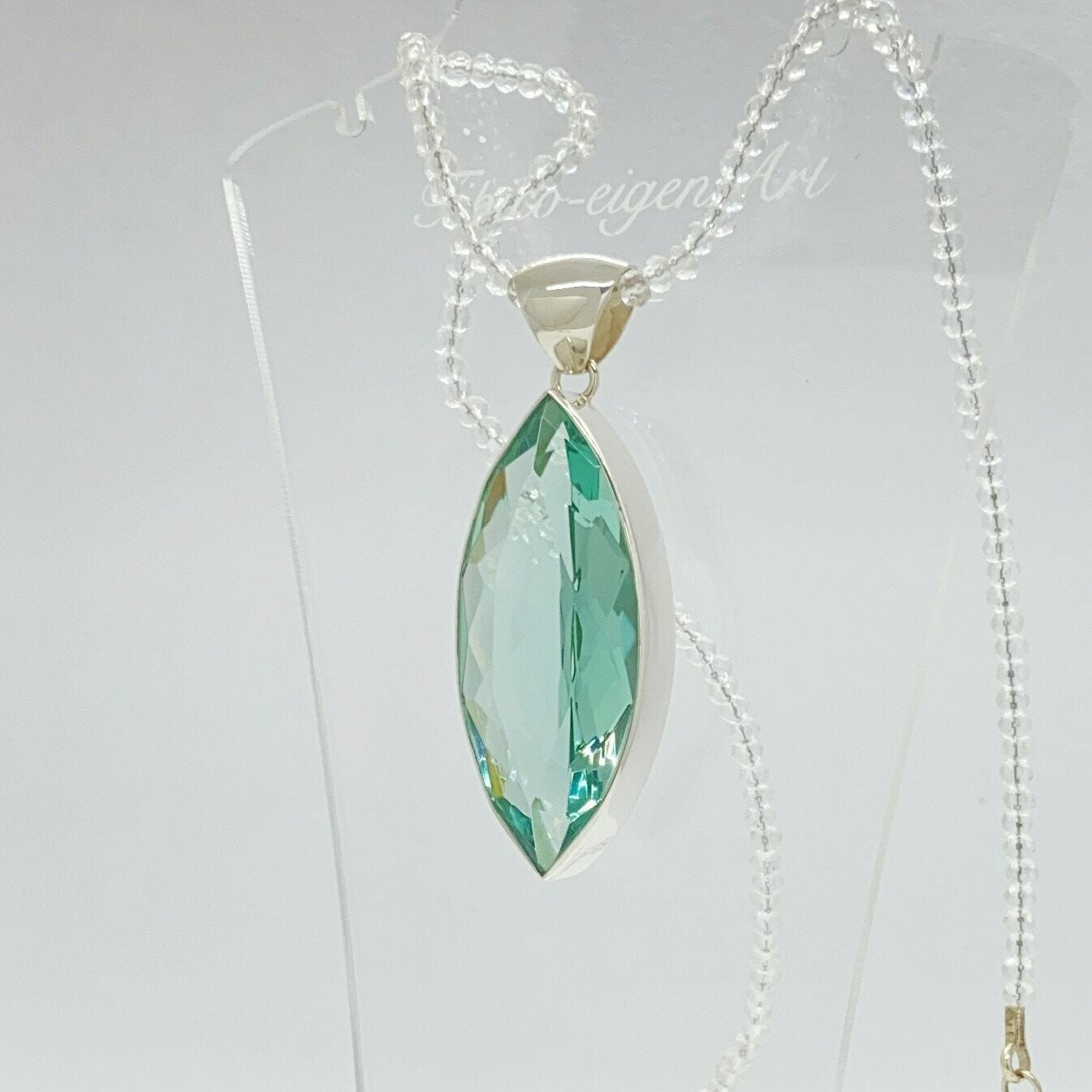 Silberanhänger Obsidian meerblau, marquise-Schliff, 2 × 5 cm, an Silberkette.