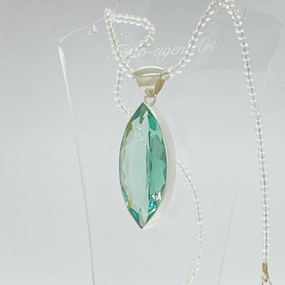 Silberanhänger Obsidian meerblau, marquise-Schliff, 2 × 5 cm, an Silberkette.