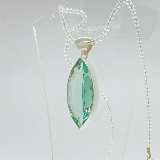 Silberanhänger Obsidian meerblau, marquise-Schliff, 2 × 5 cm, an Silberkette.