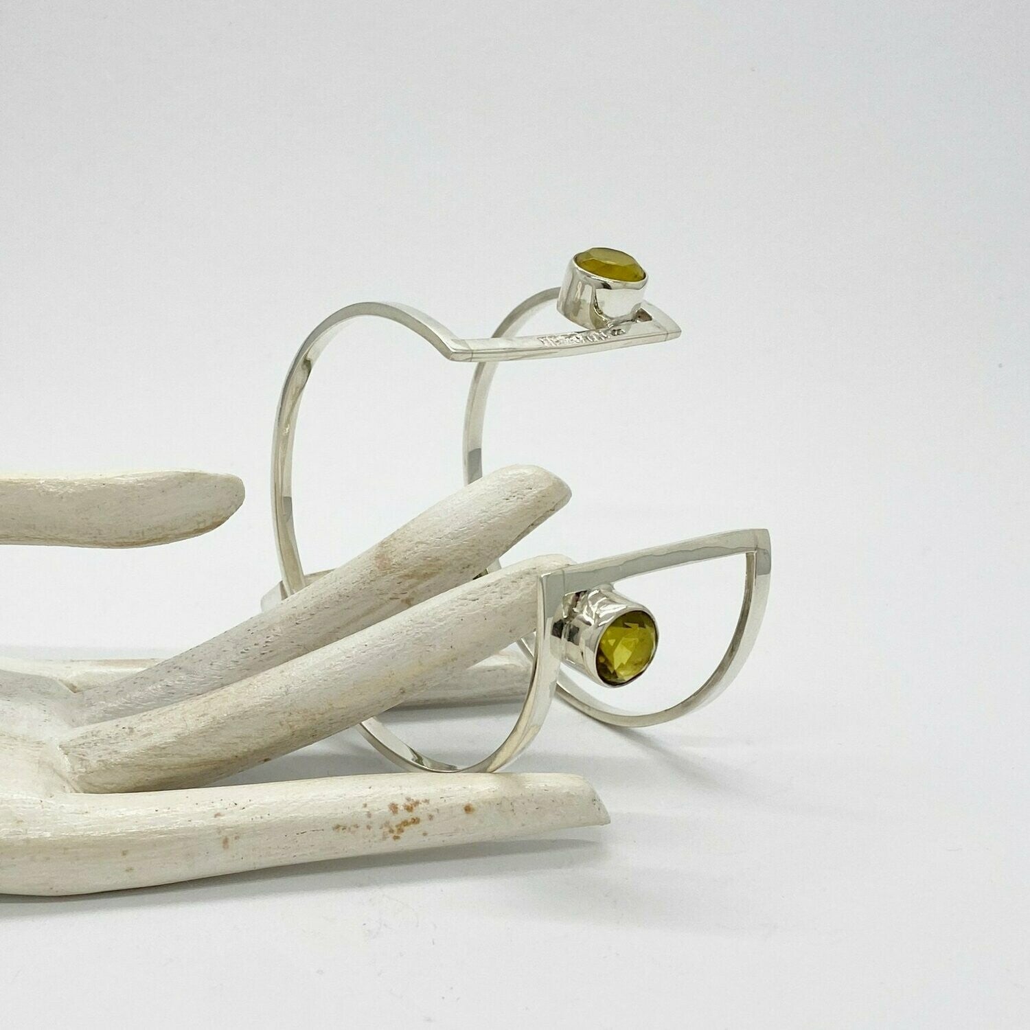 Armspange Obsidian 'straight forward' aus 925er Sterling Silber mit grün-gelbem Edelstein, modernes Design.