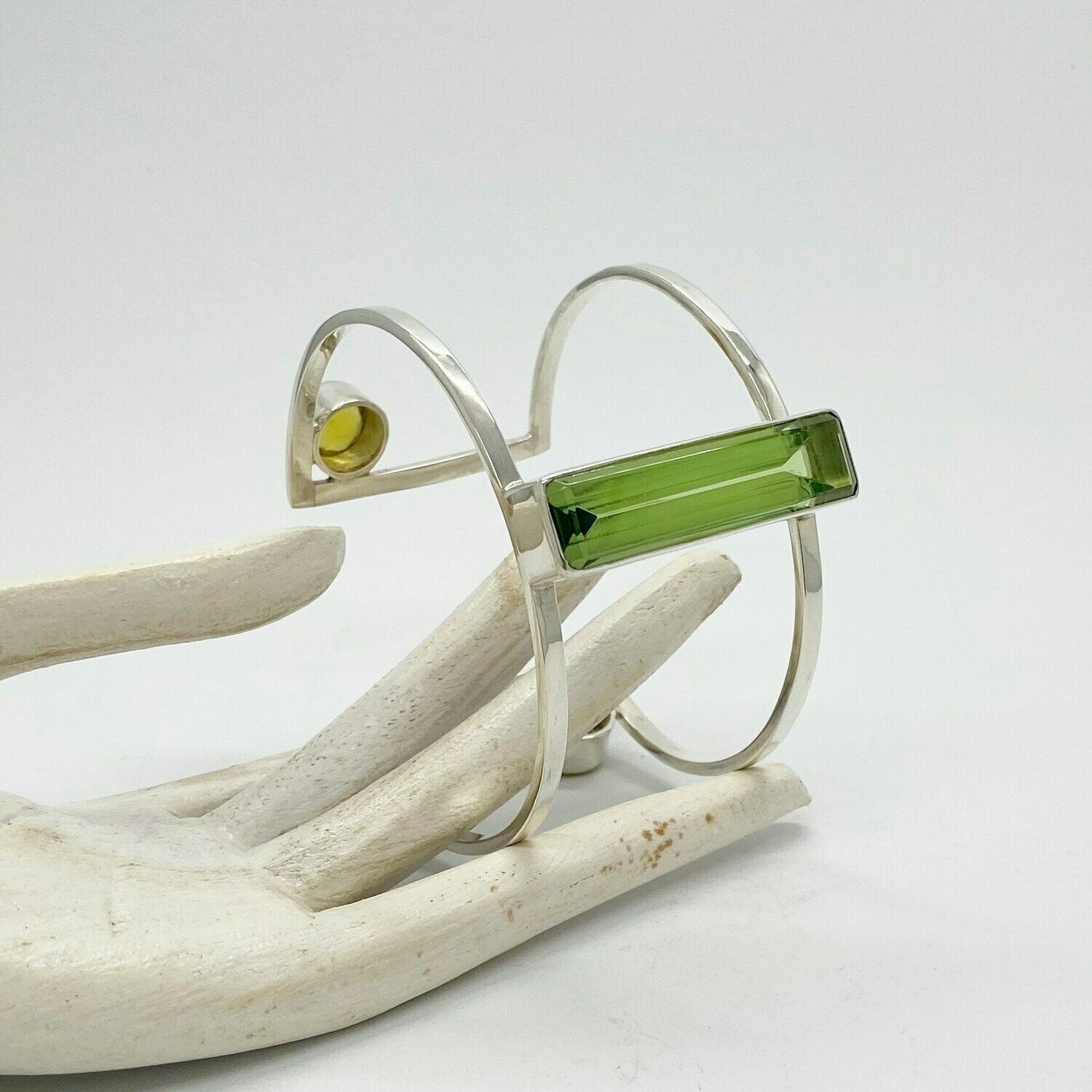 Armspange Obsidian straight forward aus Silber 925 mit grünem rechteckigen Edelstein und kleinem gelben Akzent.