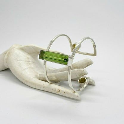 Armspange Obsidian "straight forward" aus 925er Silber mit grünem rechteckigem Edelstein, modernes klares Design.