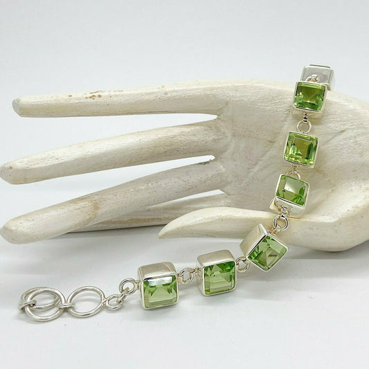 Obsidian Armband lichtgrün aus 925 Silber, handgefertigt – acht quadratische 1x1 cm facettierte Steine.