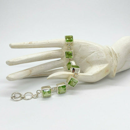 Obsidian Armband lichtgrün aus 925 Silber mit acht quadratischen 1x1 cm Steinen, handgefertigt.