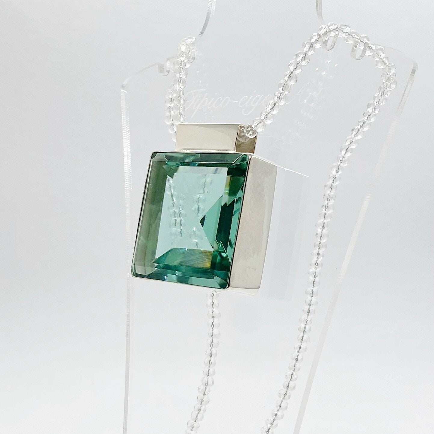 Silberanhänger mit quadratischem Obsidian in meerblau (3,5 × 3,5 cm) im silbernen Rahmen, Perlenkette.