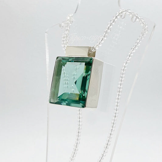 Silberanhänger mit quadratischem Obsidian in meerblau (3,5 × 3,5 cm) im silbernen Rahmen, Perlenkette.