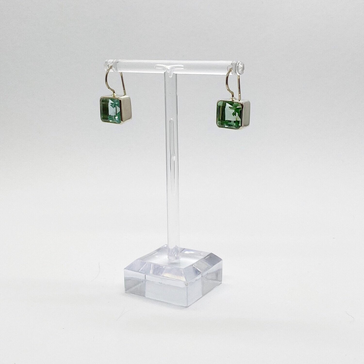 Handgefertigte Ohrhänger aus 925 Sterling Silber mit quadratischen meerblauen Obsidian-Steinen 1 × 1 cm.