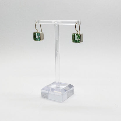 Handgefertigte Ohrhänger aus 925 Sterling Silber mit quadratischen meerblauen Obsidian-Steinen 1 × 1 cm.