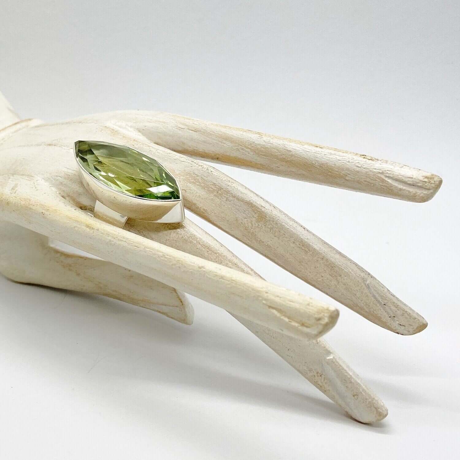 Eleganter Silberring Obsidian lichtgrün 1,5 x 4 cm, handgefertigt von Tipico-eigenArt, einzigartiges Design.