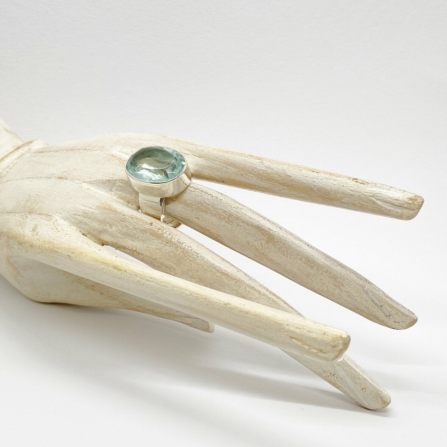 Silberring mit ovalem meerblauem Obsidian (1,5 × 2 cm) in silberner Fassung – handwerklich gefertigt.