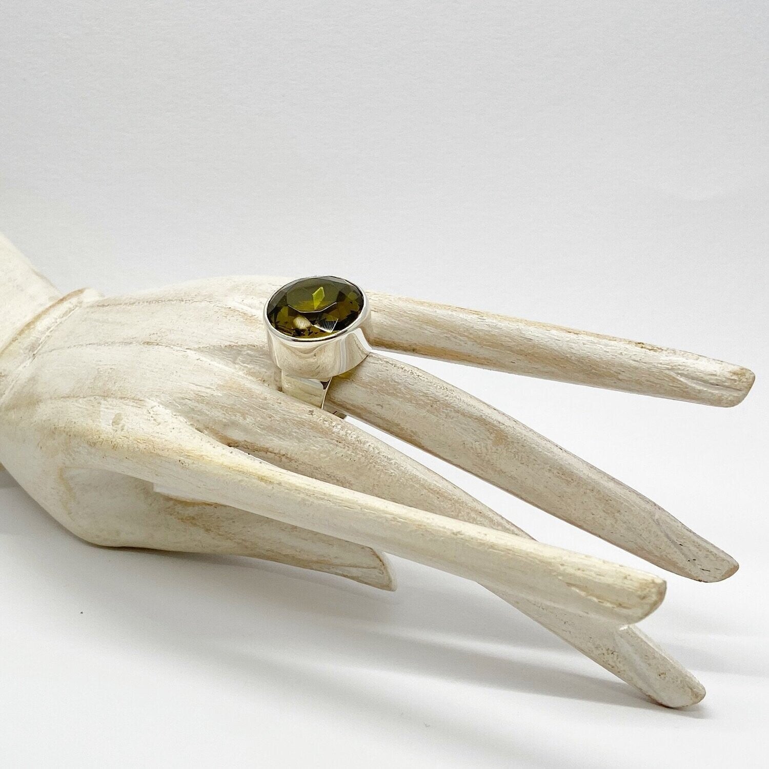 Silberring mit rundem goldbraunen Obsidian, Ø ca. 2 cm, facettiert.