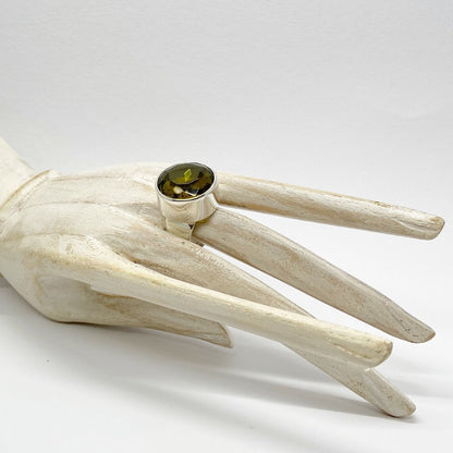 Silberring mit rundem goldbraunen Obsidian, Ø ca. 2 cm, facettiert.