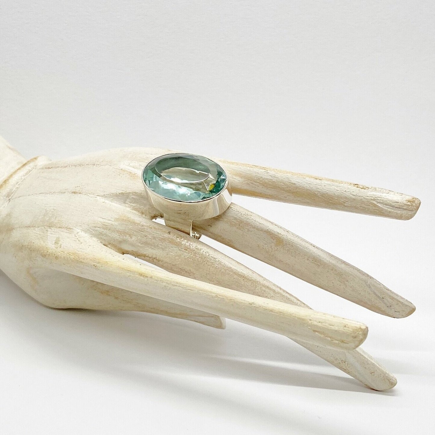 Silberring mit ovalem meerblauem Obsidian, ca. 2 × 3 cm, handgefertigt.