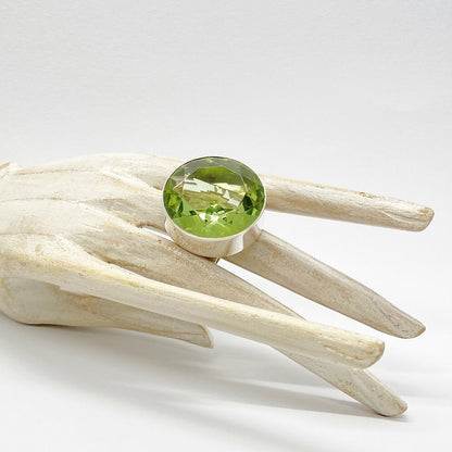 Silberring Obsidian lichtgrün Rund 3 cm von Tipico-eigenArt, handgefertigt mit einzigartigem, rundem Design.