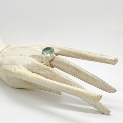 Silberring Obsidian meerblau Rund 1,5 cm von Tipico-eigenArt, handgefertigt mit elegantem Glanz und organischer Form.