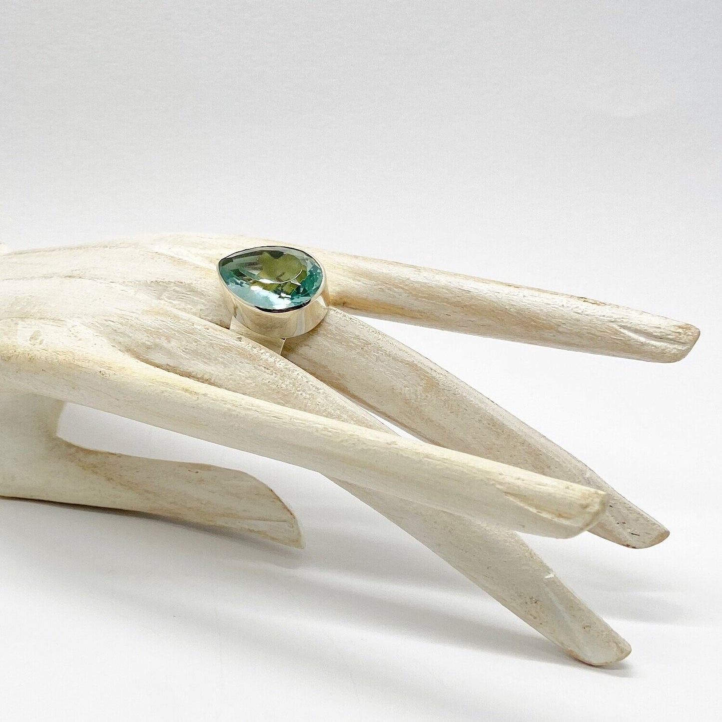 Silberring mit meerblauem Obsidian-Tropfen (1,5 × 2 cm), handgefertigt von Tipico-eigenArt.