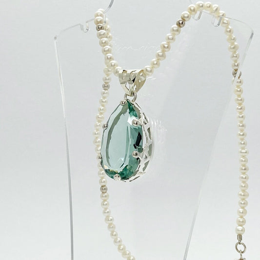 Silberanhänger Obsidian meerblau Tropfen, Kronenfassung, ca. 2 × 3,5 cm, an Perlenkette.