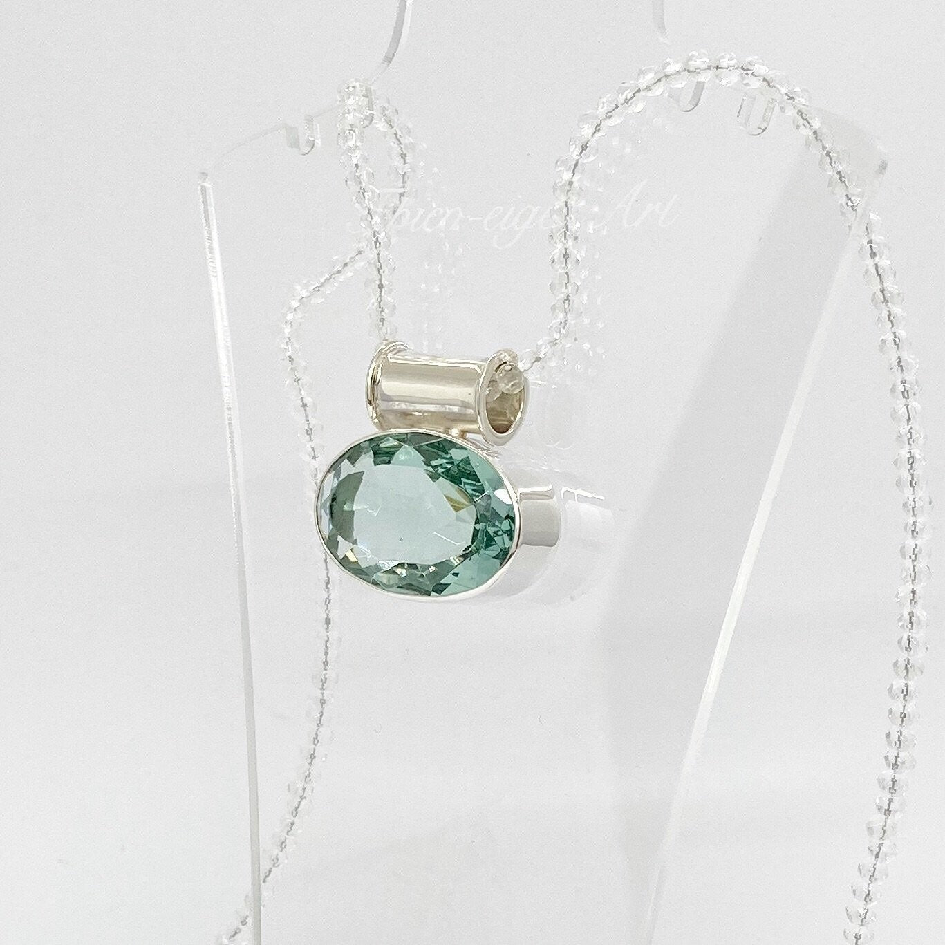 Silberanhänger mit ovalem meerblauen Obsidian (3 × 2 cm) an feiner Kugelkette.