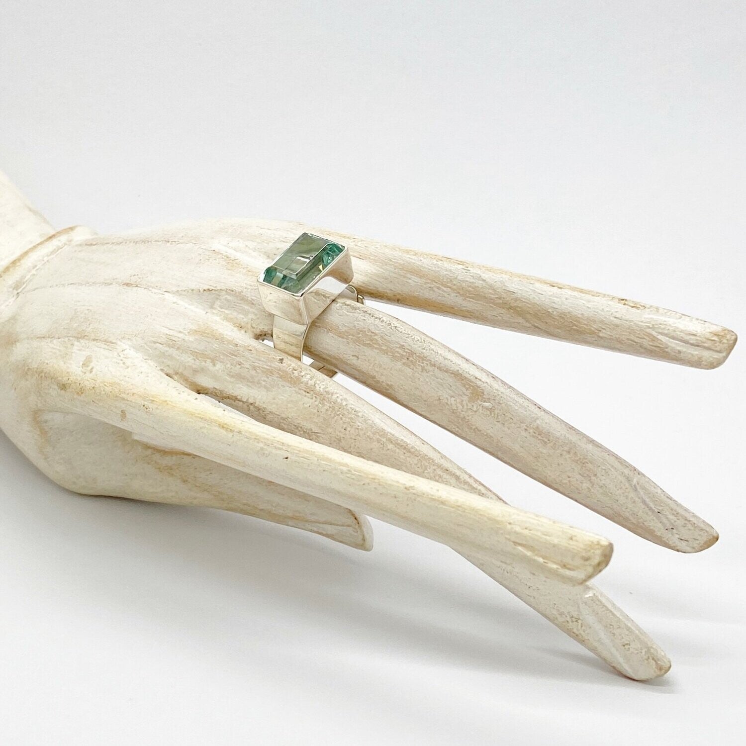 Silberring mit rechteckigem meerblauem Obsidian (1 × 1,5 cm), handgefertigtes Unikat.