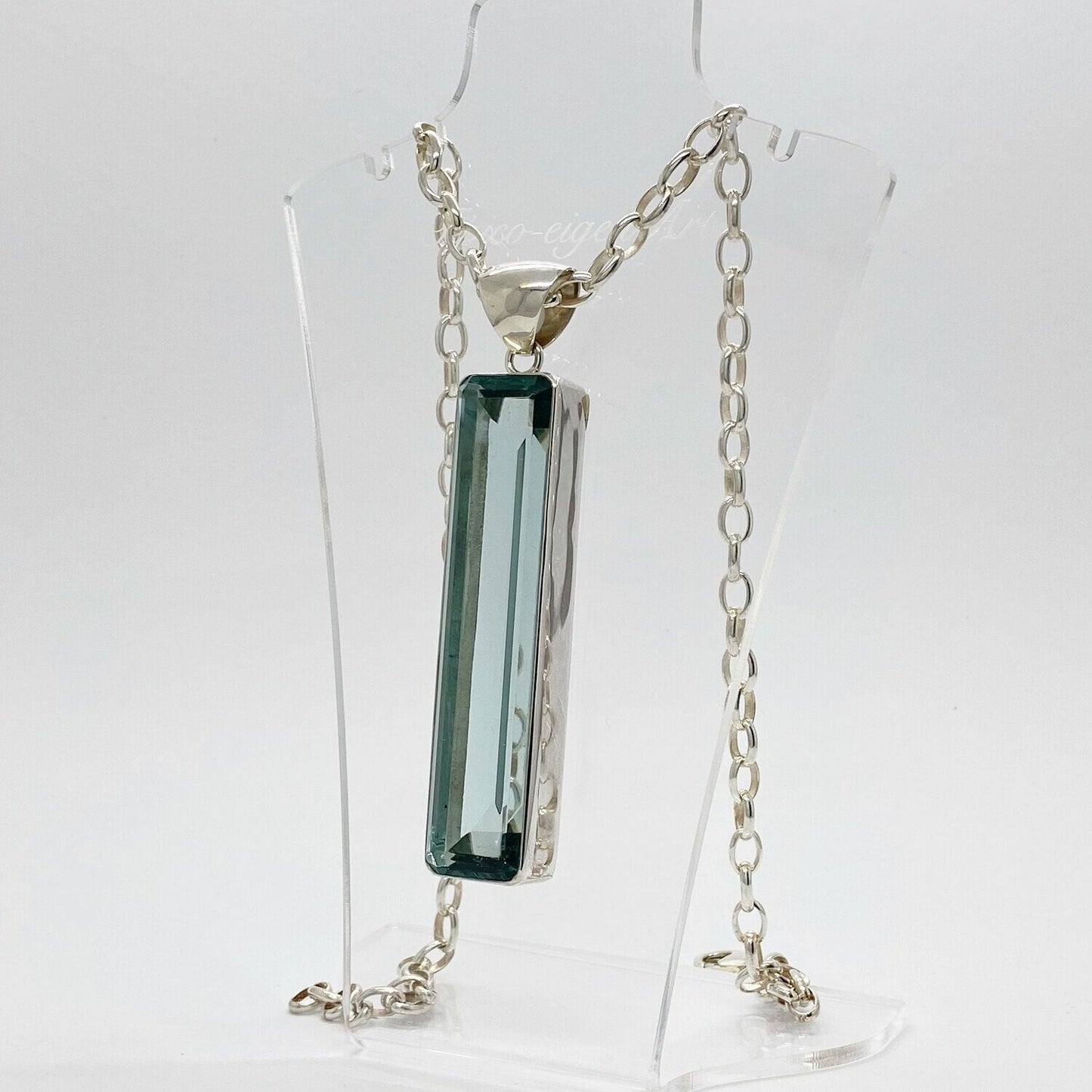 Silberanhänger mit rechteckigem meerblauem Obsidian, 1,5 × 7 cm, an Silberkette.