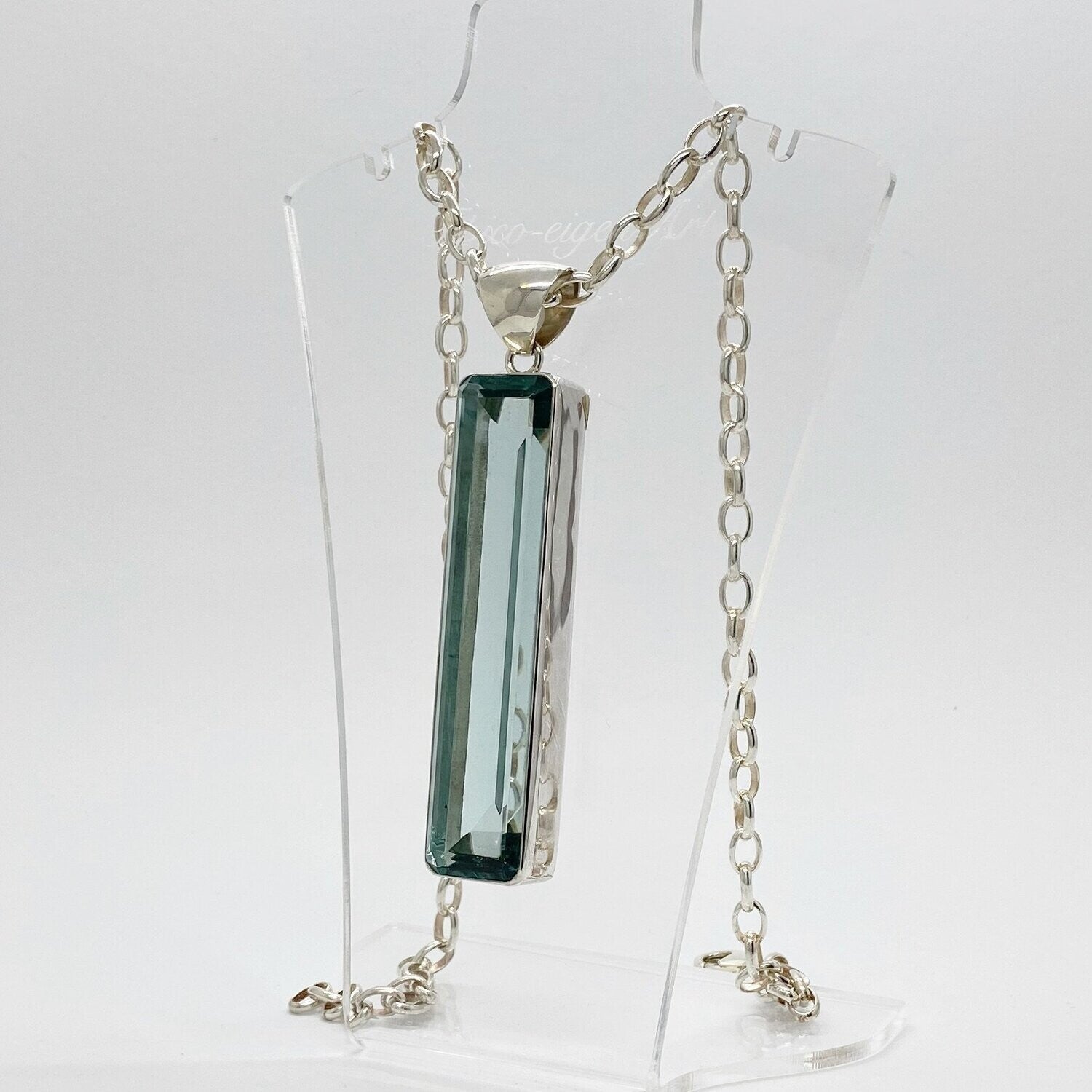 Silberanhänger mit rechteckigem meerblauem Obsidian, 1,5 × 7 cm, an Silberkette.