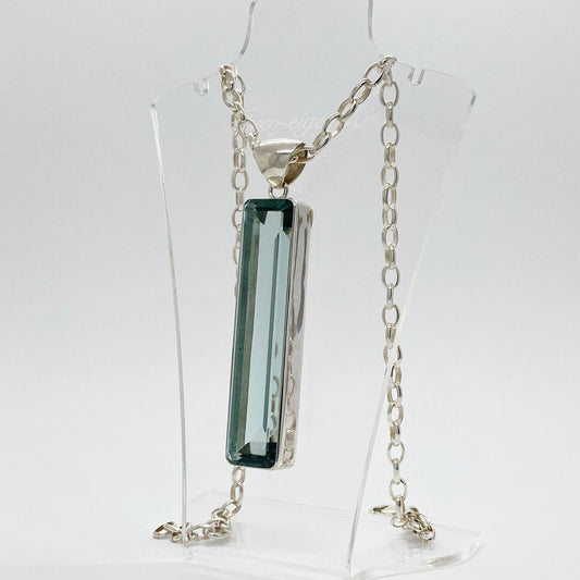 Silberanhänger mit rechteckigem meerblauem Obsidian, 1,5 × 7 cm, an Silberkette.