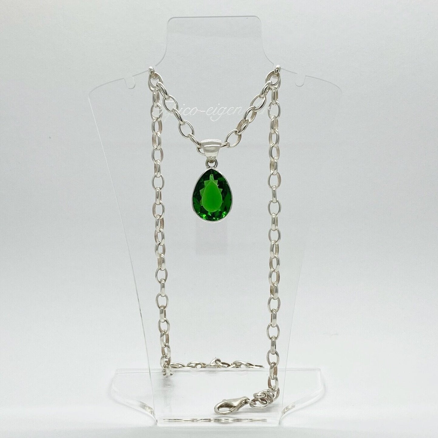 Silberanhänger mit smaragdgrünem Obsidian-Tropfen (1,5 × 2 cm) von Tipico-eigenArt an Silberkette