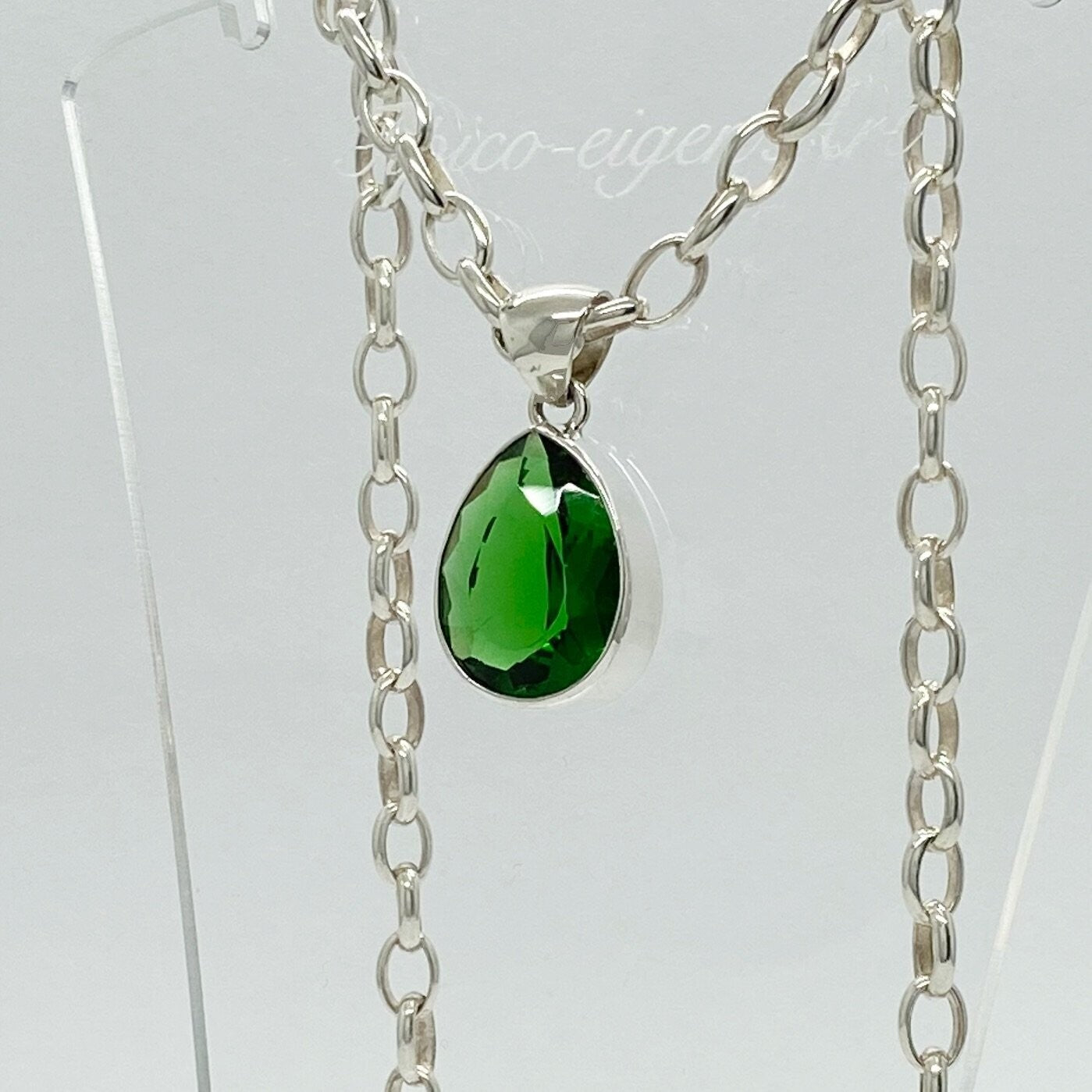 Silberanhänger mit smaragdgrünem Obsidian Tropfenform 1,5 × 2 cm an silberner Kette.