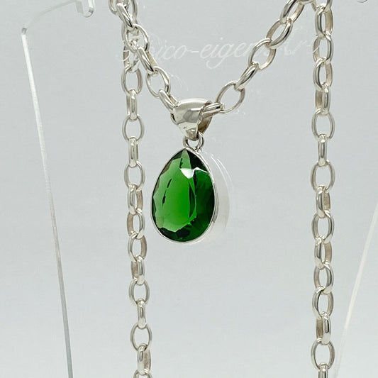 Silberanhänger mit smaragdgrünem Obsidian Tropfenform 1,5 × 2 cm an silberner Kette.