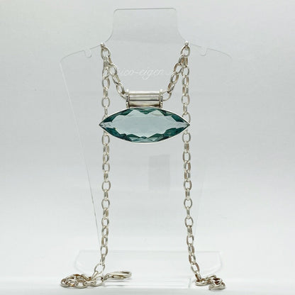 Silberner Anhänger mit querliegendem meerblauem Obsidian (2x5 cm) an Silberkette.