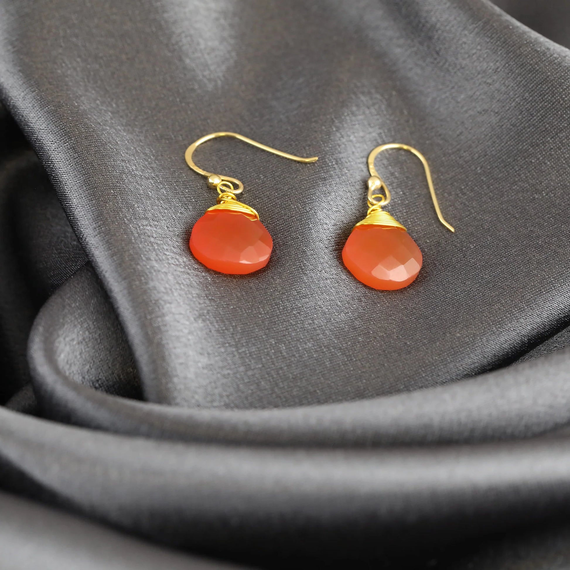 Vergoldete 925er Silber Ohrringe mit Karneol-Tropfen, orange, facettierte Tropfen, goldfarbene Fassungen