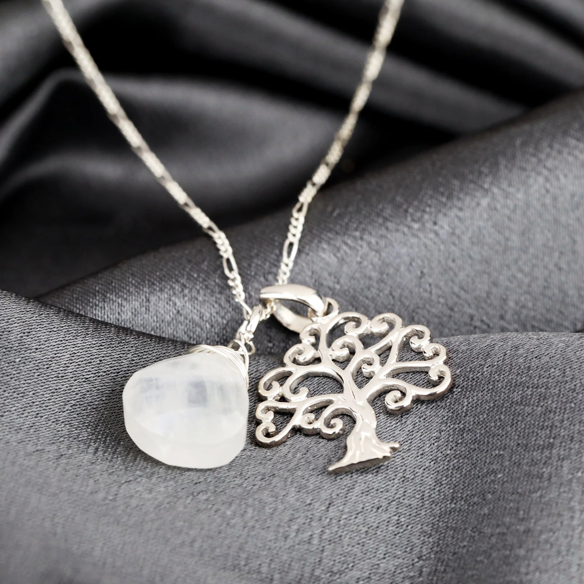 Silberkette mit Lebensbaum 60 cm von MadamLili mit Mondstein-Anhänger auf dunkelgrauem Satin