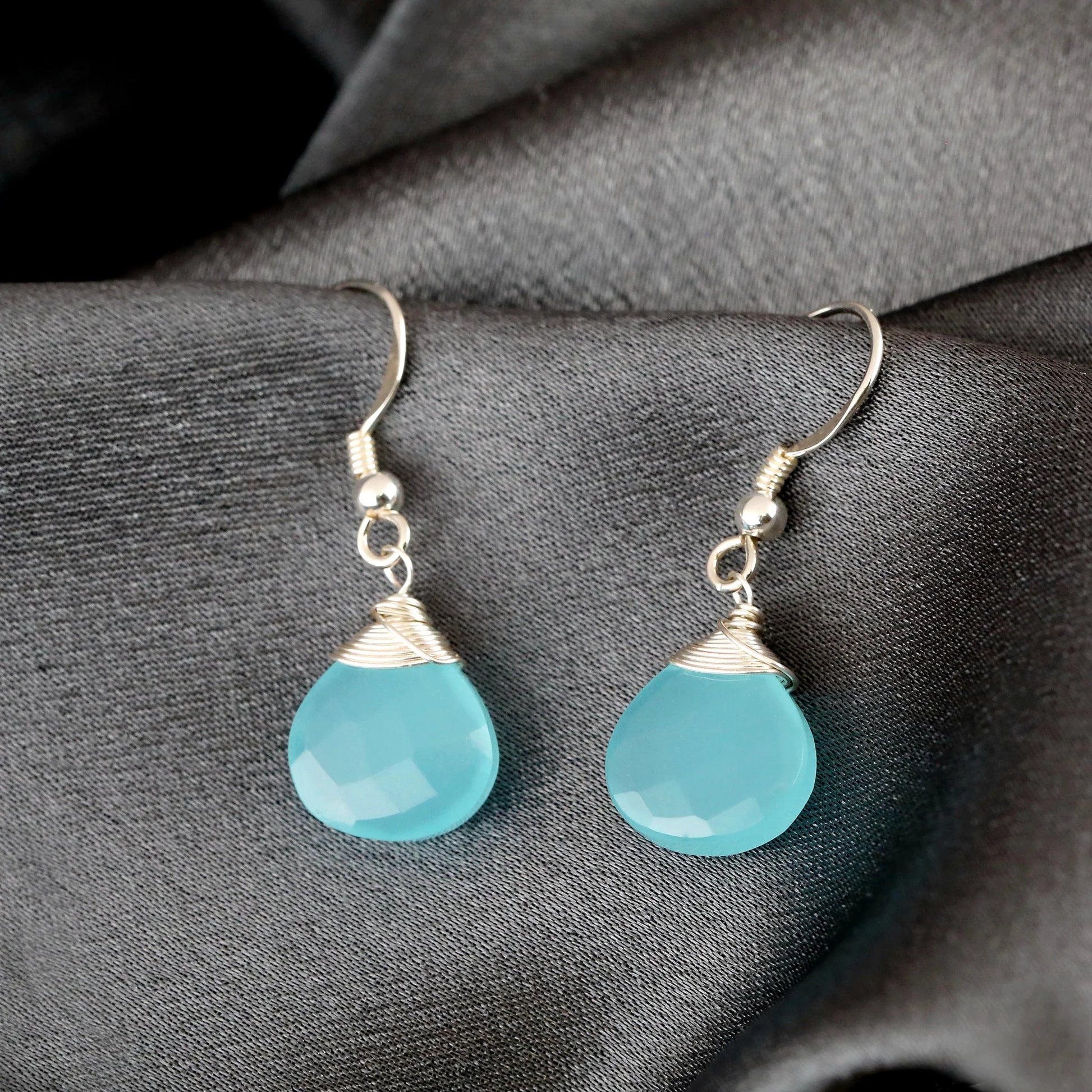 Chalcedon-Tropfen-Ohrhänger aus 925 Sterling Silber von MadamLili, aqua-blau, handgefertigt in Deutschland.