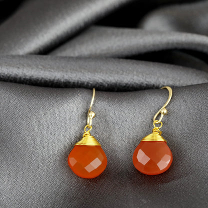 Vergoldete 925er Silber Ohrringe mit orange Karneol-Tropfen, facettierte Tropfen an goldenen Haken.