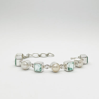 Meeresblaues Armband aus 925er Silber mit Perlen und quadratischen aquamarinfarbenen Steinen.