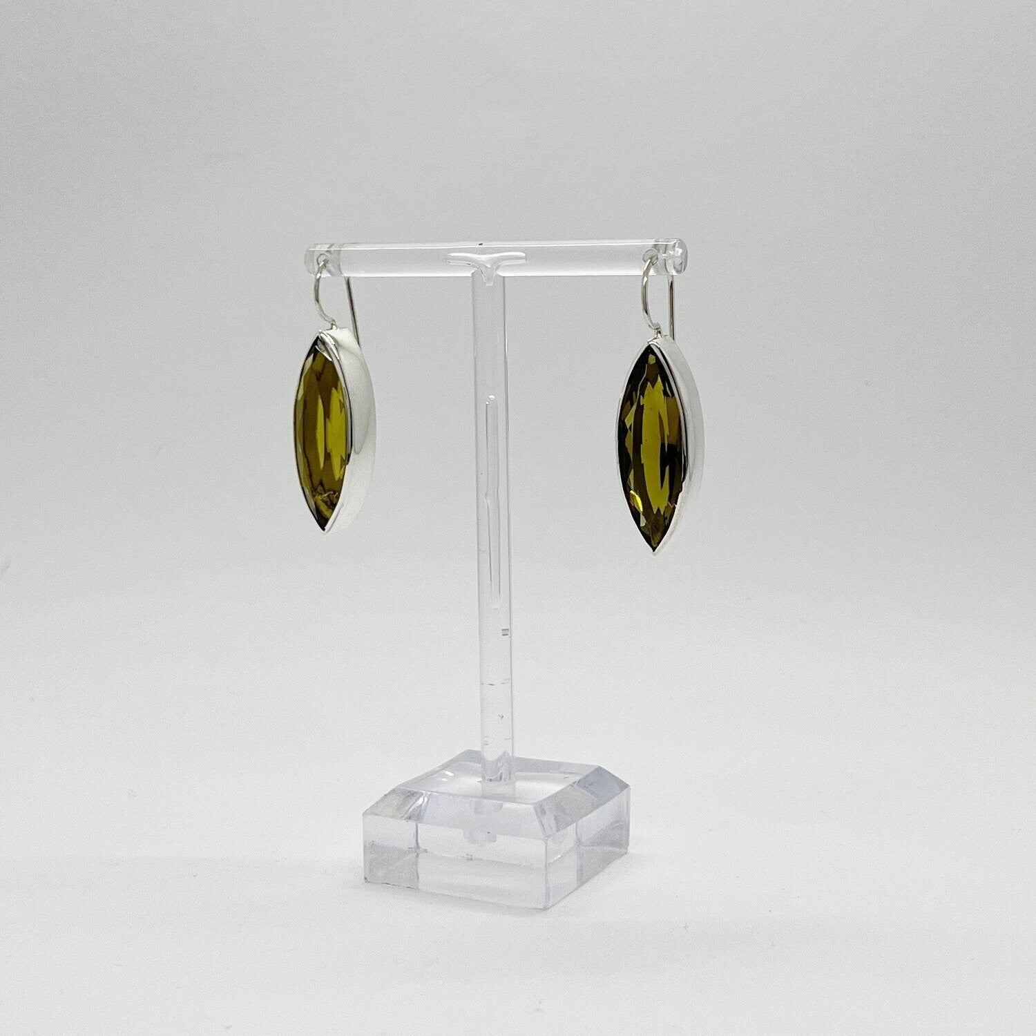 Ohrhänger Obsidian goldbraun, facettiertes ovales Steinchen ca. 1 × 3 cm, massiv poliertes 925 Sterling Silber, Designhaken.