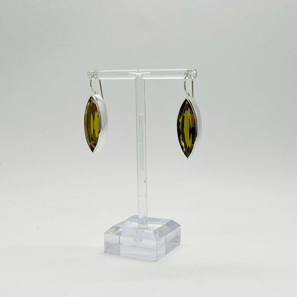 Ohrhänger Obsidian goldbraun, facettiertes ovales Steinchen ca. 1 × 3 cm, massiv poliertes 925 Sterling Silber, Designhaken.