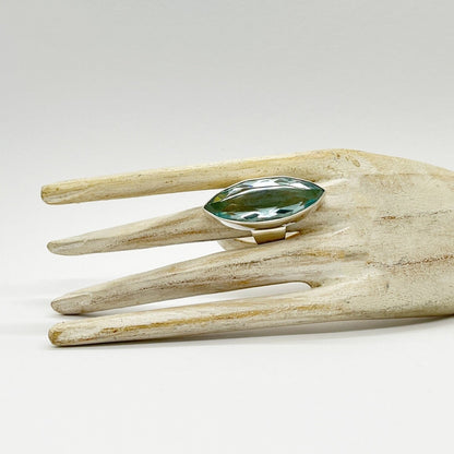 Silberring Obsidian meerblau 4 x 1,5 cm aus 925 Sterling Silber mit einem großen, schimmernden Obsidianstein.