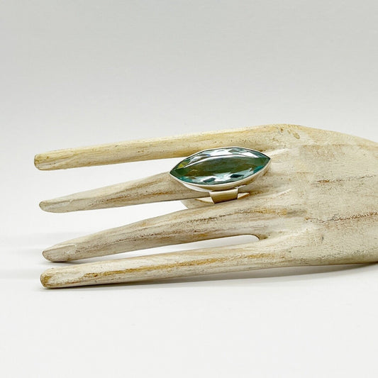 Silberring Obsidian meerblau 4 x 1,5 cm aus 925 Sterling Silber mit einem großen, schimmernden Obsidianstein.