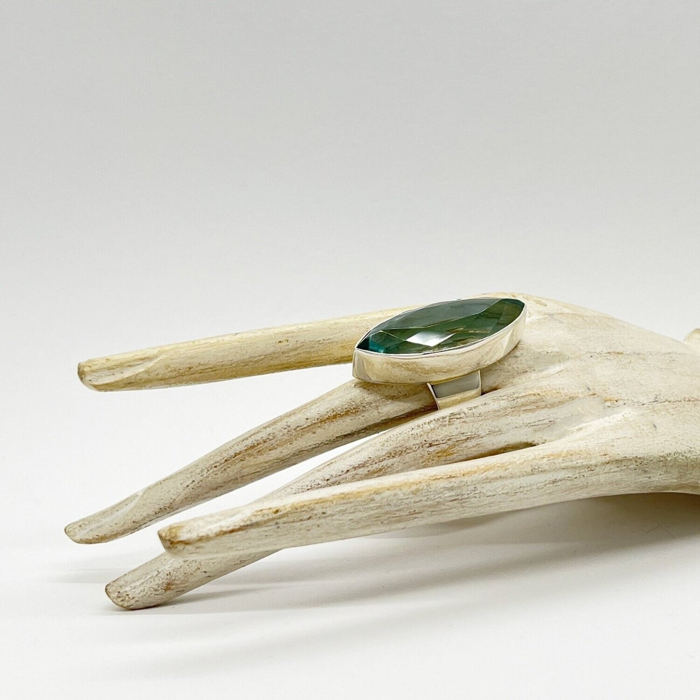 Silberring Obsidian meerblau 4 x 1,5 cm mit natürlich schimmerndem Stein in 925 Sterling Silberfassung.