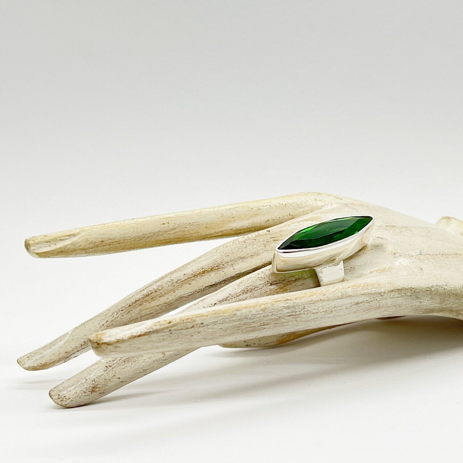 Silberring Obsidian smaragdgrün, 1 x 4 cm, mit facettiertem länglichen Stein